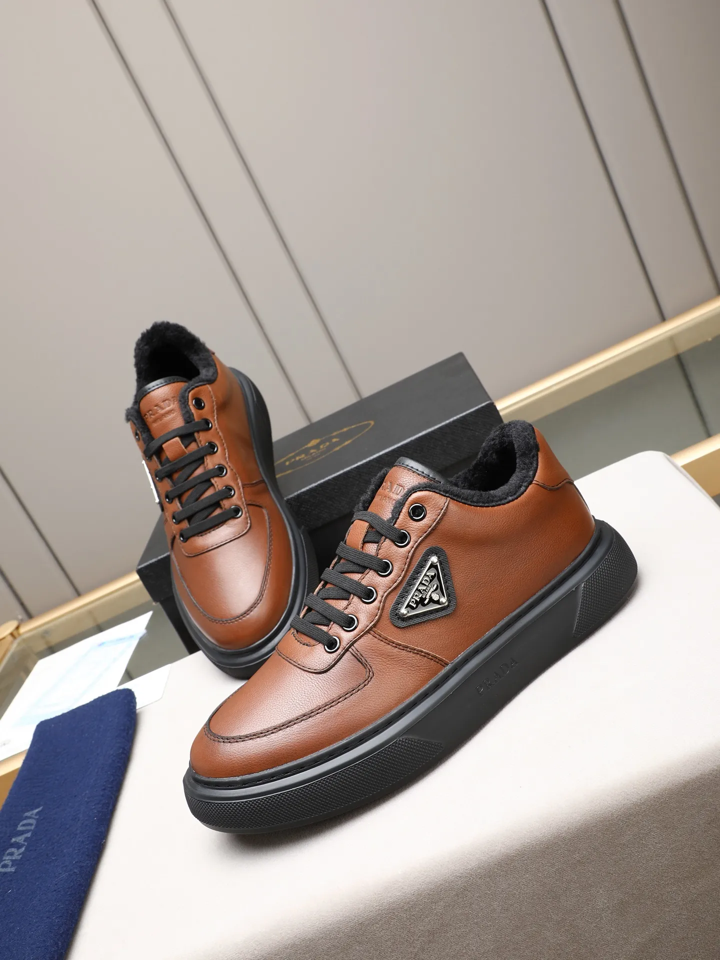 PP460 Prada/Prada men's new casual shoes, this upper is made of imported calfskin + velvet lining! The outside is decorated with the P family's classic metal triangle enamel logo, and the outsole is made of non-slip sports foam ultra-light outsole, which feels good on the feet and is a fashionable and fashionable item! Two colors to choose from!  Size: 38-44 (45 customized)